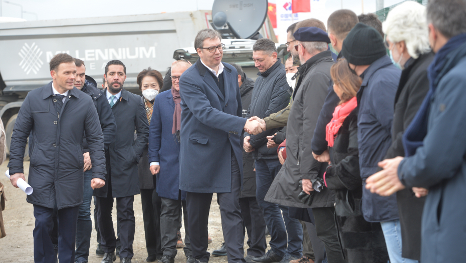 SLUČAJNOST U PROGRAMU UŽIVO Dok se Vučić pripremao da odgovori na pitanje novinara, pokazala se pogubnost blokade saobraćaja