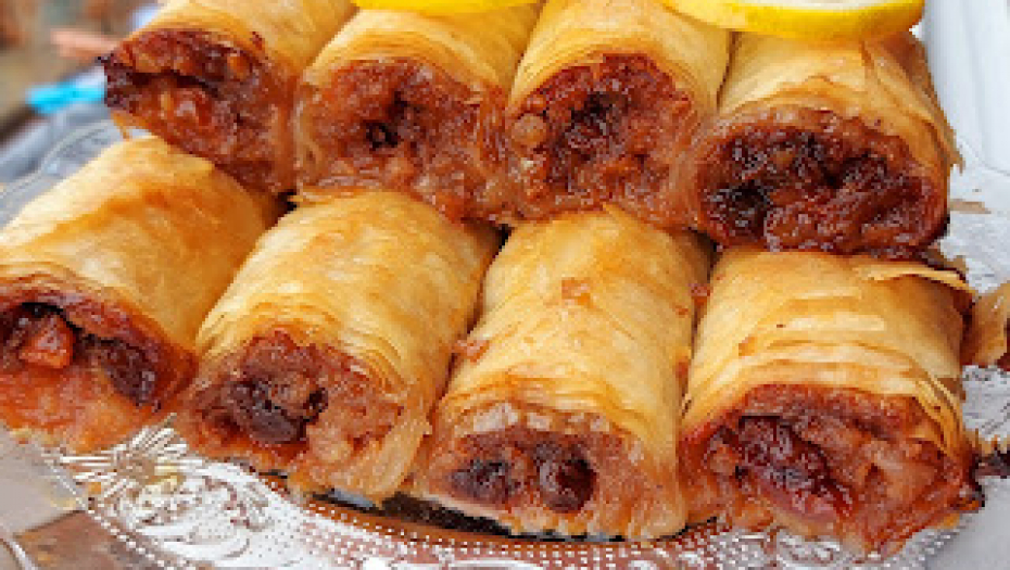 NAJBOGATIJA BAKLAVA OBAVEZNO IMA TAJNI SASTOJAK Sipa se samo 1 kašika, a od njega miriše cela kuća