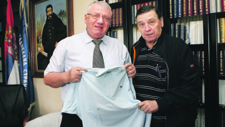 ŠEŠELJA POGODILA SMRT MILUTINA MRKONJIĆA: Proganjao sam Mrku da mi kupi još 14 "lakost" majica!