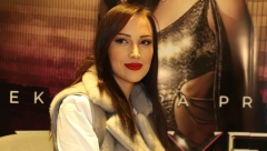 OVO JE MAJKA ALEKSANDRE PRIJOVIĆ! Takođe je pevačica, nikada se ne eksponira u medijima, a sličnost između njih je neverovatna! (FOTO)