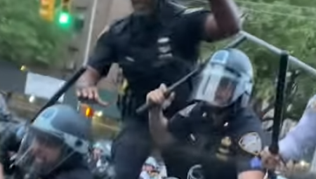 HAPŠENJA, SUROVO PENDREČENJE, BIBER SPREJ I LOMLJENJE PRSTIJU Ovako policija rasteruje demonstrante u Njujorku! (VIDEO)