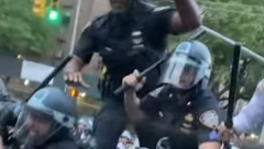 HAPŠENJA, SUROVO PENDREČENJE, BIBER SPREJ I LOMLJENJE PRSTIJU Ovako policija rasteruje demonstrante u Njujorku! (VIDEO)