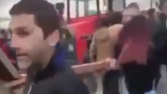"DAJ PLUGOVE, VADI MOTKE" Đilasov batinaš i heroj opozicije Crni ČEKIĆEM napada narod! Isplivala istina (VIDEO)