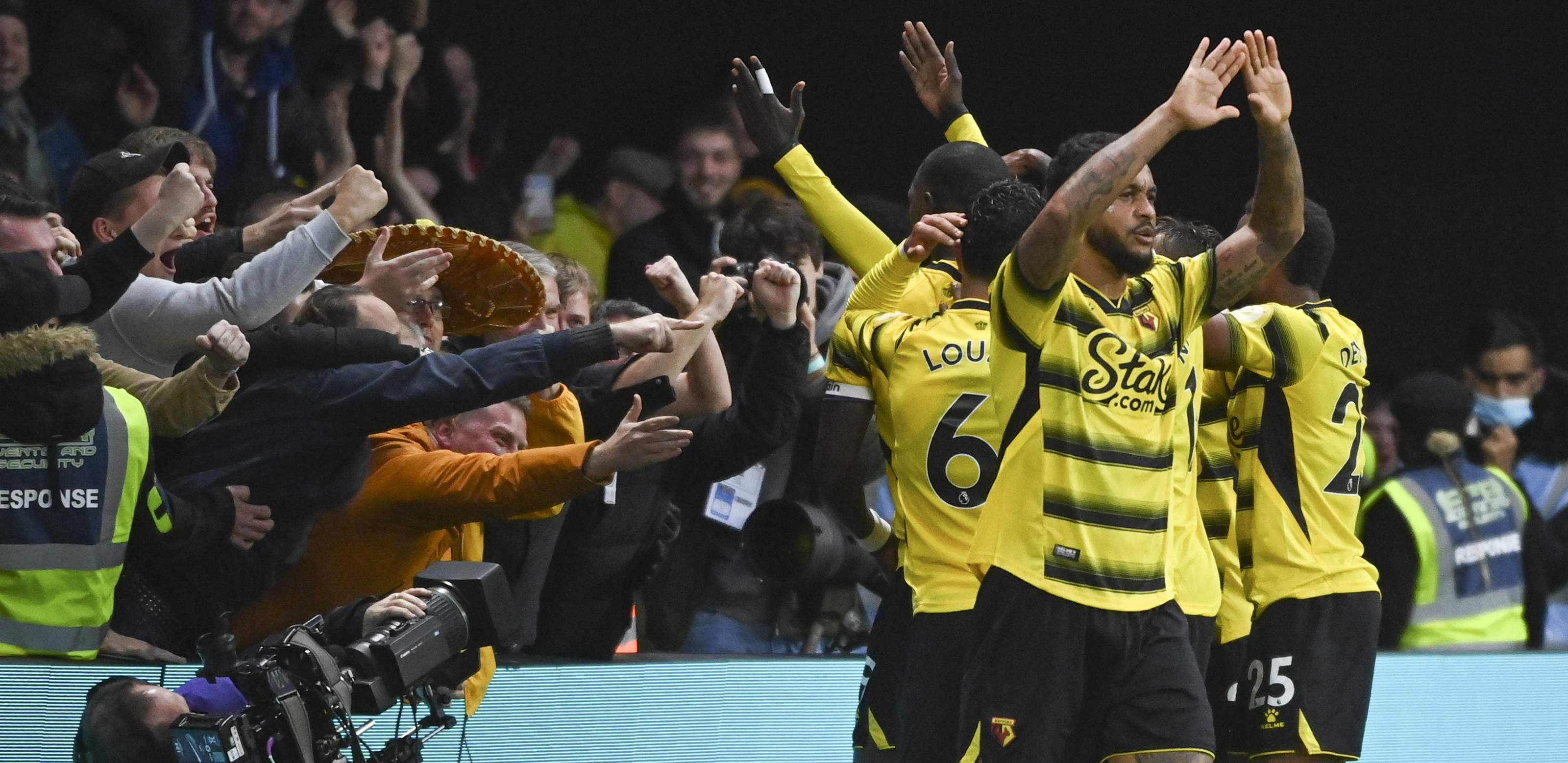 TRAJE BORBA ZA ŽIVOT NA TRIBINAMA Meč Premijer lige prekinut, navijač imao srčani udar (FOTO)