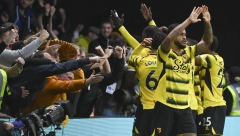 TRAJE BORBA ZA ŽIVOT NA TRIBINAMA Meč Premijer lige prekinut, navijač imao srčani udar (FOTO)