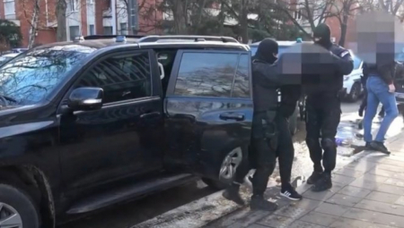 HAPŠENJE NARKODILERA U GROCKOJ Policija zaplenila 7 kilograma narkotika i dva pištolja sa municijom (FOTO)