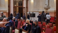 MEĐU PRVIMA STIGLA NA SAHRANU Evo kako izgleda Daša, udovica Milutina Mrkonjića (FOTO/VIDEO)