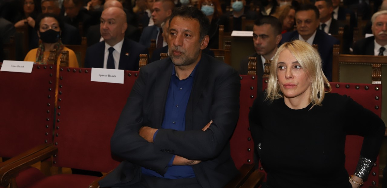 Vlade Divac stigao na komemoraciju Mrkonjiću!