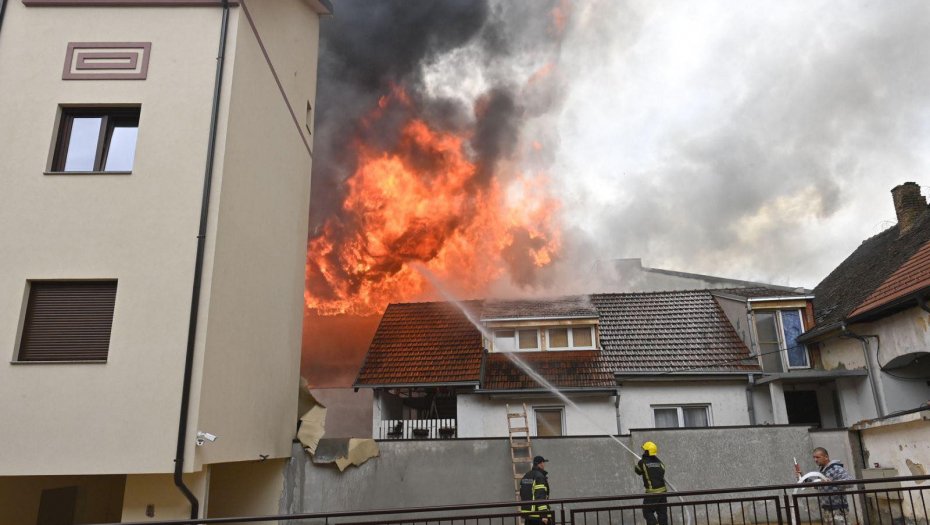 OBRENOVCEM ODJEKUJU DETONACIJE Dva vatrogasca na kiseoniku, intervencija u toku!