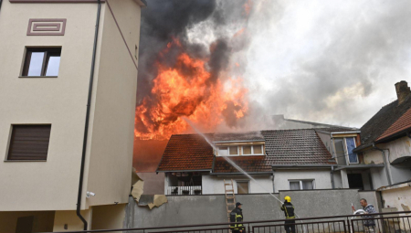 OBRENOVCEM ODJEKUJU DETONACIJE Dva vatrogasca na kiseoniku, intervencija u toku!