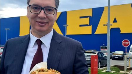 PREDSEDNIK VUČIĆ SE PRISETIO MLADOSTI Kioska više nema, a viršle, skoro iste, nađosmo na putu za Niš