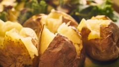 NEKADA SU GA BAKE PEKLE U SMEDEREVCU Ovim jednostavnim trikom možete spremiti savršeno pečeni kromnir