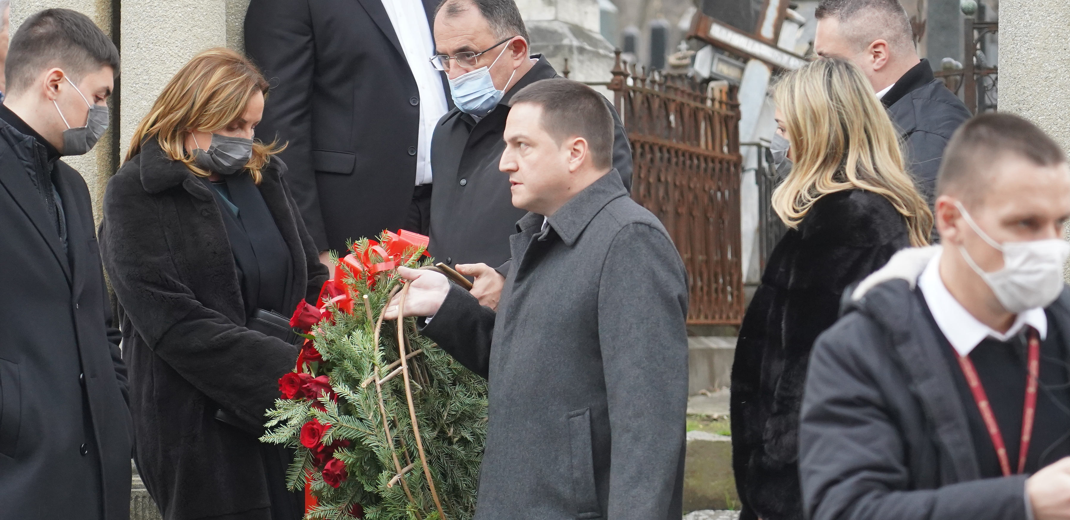 NEMO GLEDA U KOVČEG I JECA Ana Bekuta stigla na Novo groblje, tuga na njenom licu je neizmerna!