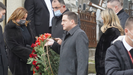 NEMO GLEDA U KOVČEG I JECA Ana Bekuta stigla na Novo groblje, tuga na njenom licu je neizmerna!