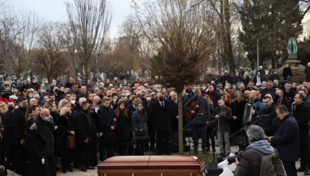 BEKI BEKIĆ ZAPEVAO NA SAHRANI MILUTINA MRKONJIĆA Dačić uz tužnu pesmu položio ružu na kovčeg (VIDEO)
