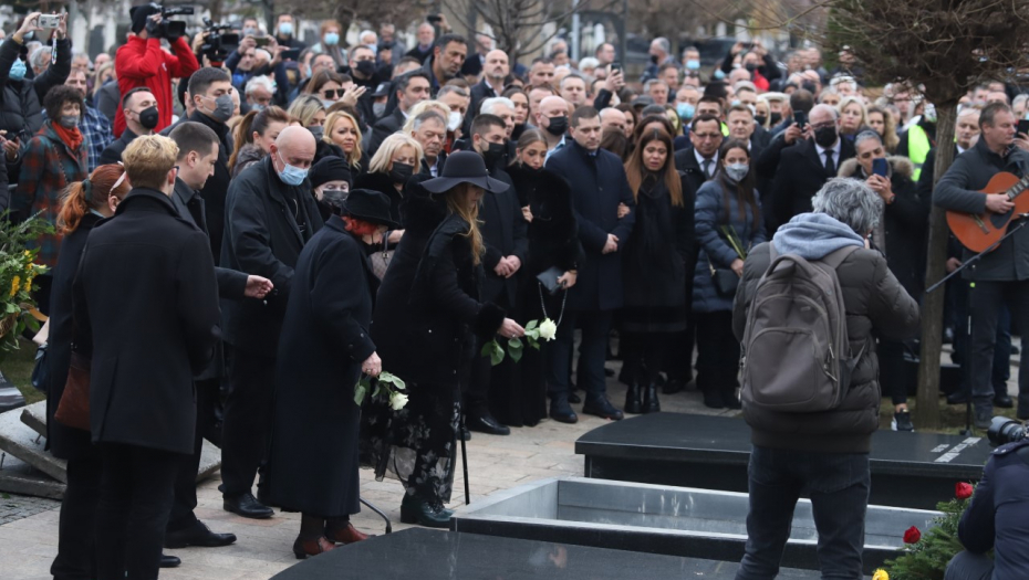 TRI ŽENE OPLAKIVALE MRKONJIĆA, a ona je naočigled svih prva stavila venac na grob