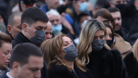 POTRESNA SCENA SA SAHRANE  Bekutu ova žena sve vreme drži za ruku (FOTO)