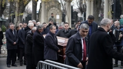 ISPRATILI MRKU NA VEČNI POČINAK Bajatović, Divac, Dačić i Ružić pognute glave i suznih očiju nosili kovčeg do grobnog mesta (FOTO)