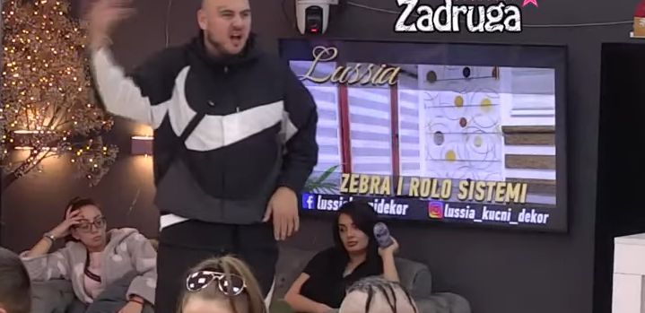 ORI SE BELA KUĆA! Car najgnusnije izvređao Dalilu, udario i na njenu porodicu, a sve to zbog ljubomore prema Kariću!