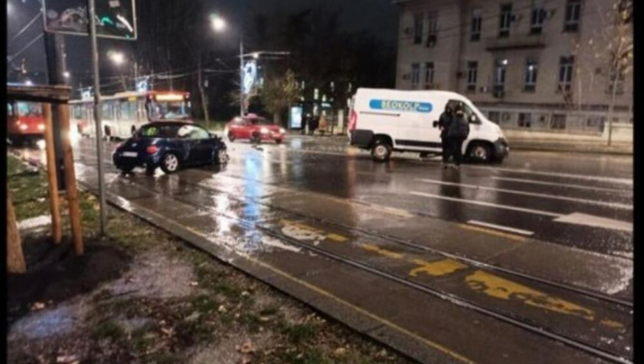 PRVA SLIKA NESREĆE Sve stoji, autobusi okreću na Autokomandi zbog udesa (FOTO)