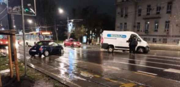 DRAMATIČNO JUTRO U CENTRU GRADA Kolima izvalio hidrant i ostao zaglavljen u automobilu