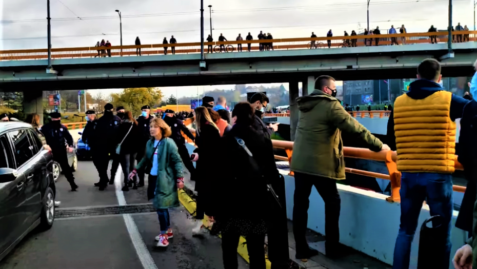 ORUŽJE, TERORISANJE GRAĐANA I LJUDI KOJIH SE SRBIJA STIDI Nelegalna blokada puteva: Strani plaćenici i deo opozicije napravili haos!