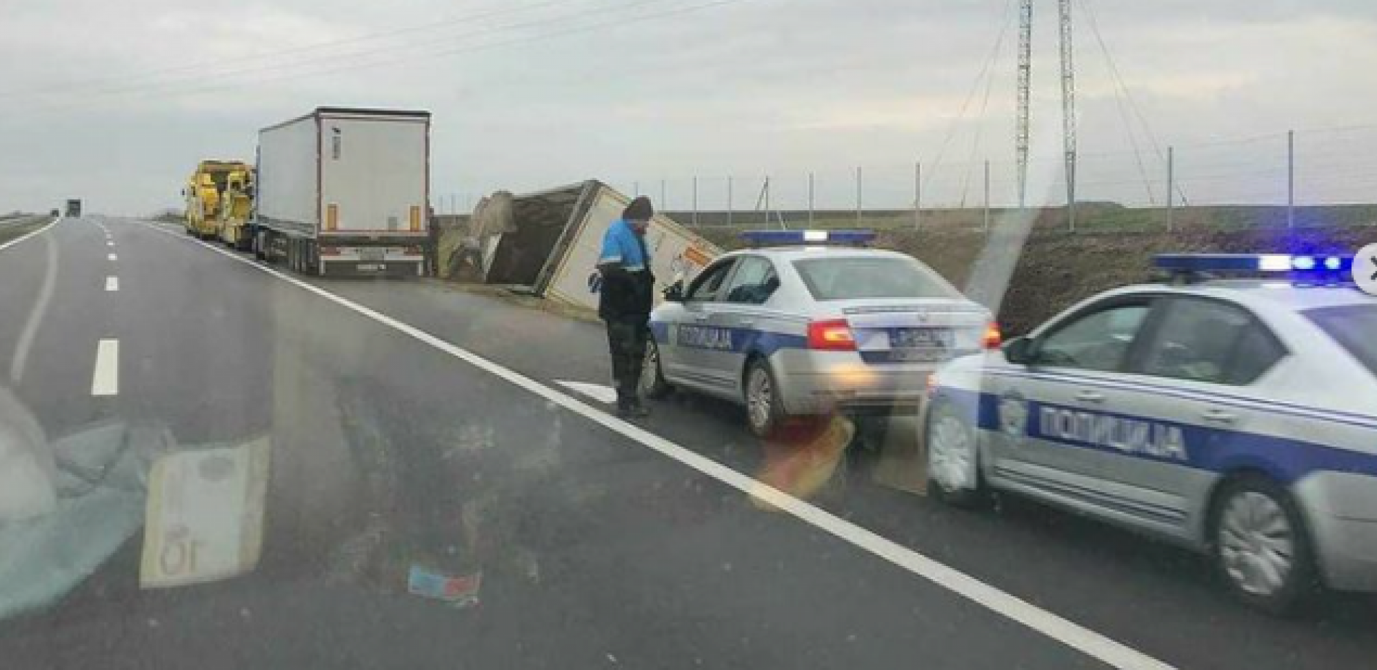 STRAVIČAN SUDAR KOD BEŠKE Auto potpuno smrskan! (VIDEO)