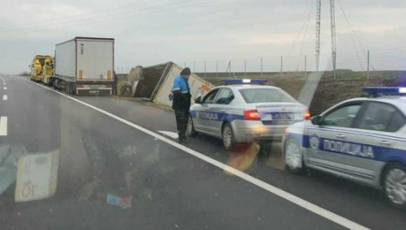 KAMION SLETEO U JARAK KOD FEKETIĆA: Zaustavna traka zatvorena!