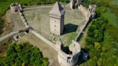 SPONA SADAŠNJOSTI I PROŠLOSTI Najznačajnije i najbolje očuvano srednjovekovno utvrđenje na području Vojvodine koje krije mnoge tajne!