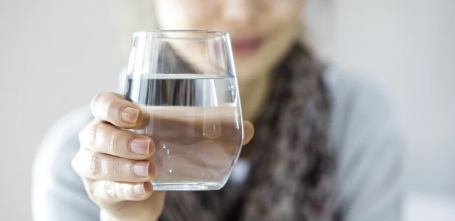 VODA PORED KREVETA PREKO NOĆI Ako ste od onih kojima je to navika razmislite ponovo,  evo zašto je to loša ideja