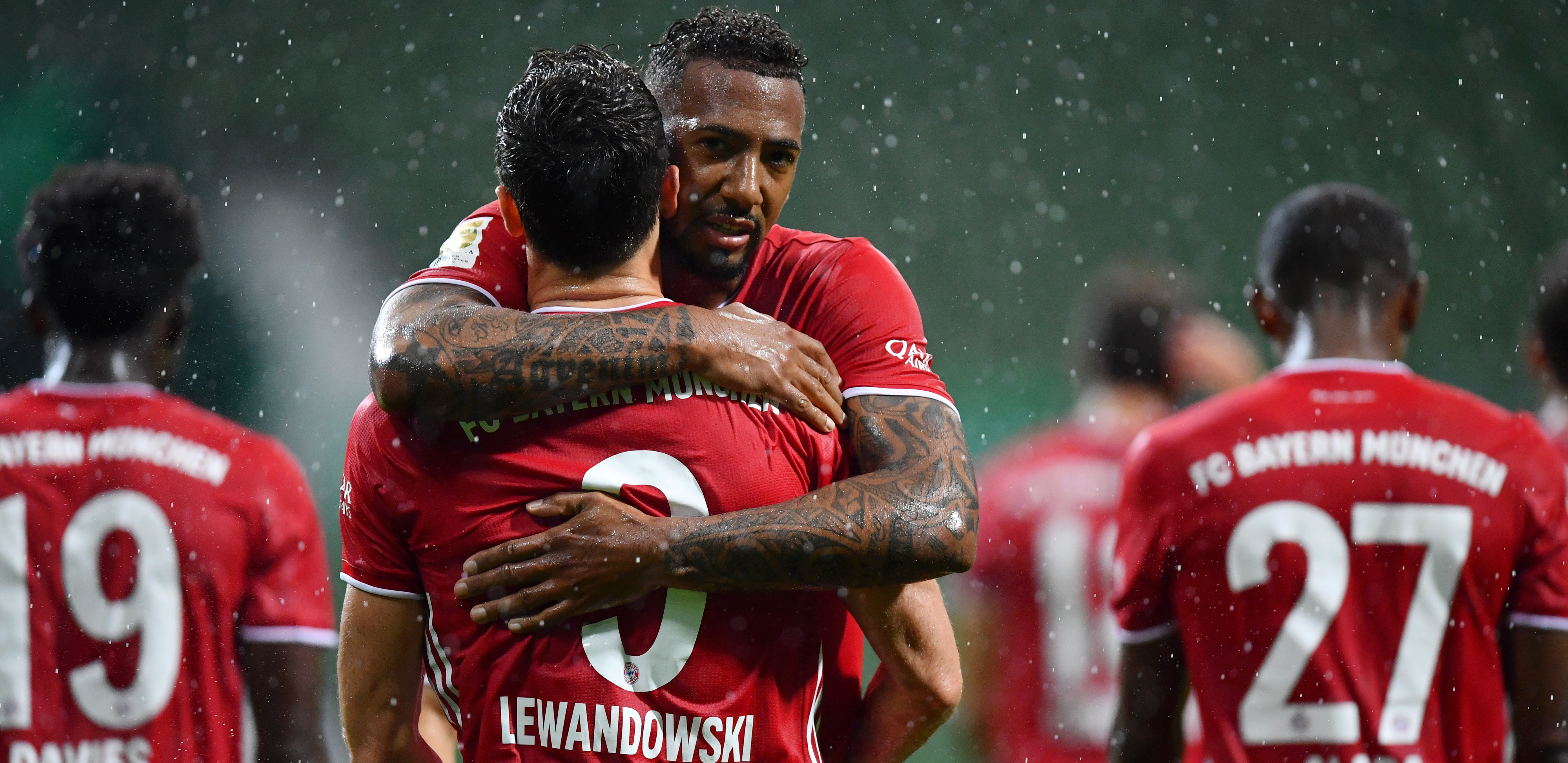 BESAN POSLE DODELE ZLATNE LOPTE Šta Robi treba da udari? Da dubi na glavi!