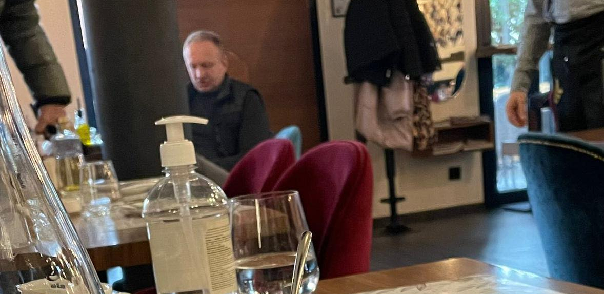 PRAVA SLIKA OPOZICIJE: Dok Vučić rešava probleme, Đilas uživa u kafiću (FOTO)