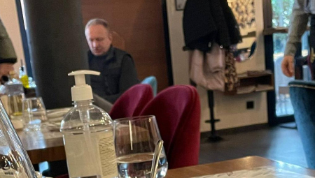 PRAVA SLIKA OPOZICIJE: Dok Vučić rešava probleme, Đilas uživa u kafiću (FOTO)