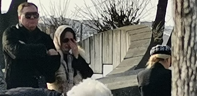 ZLATA NEMA OD BOLA Pevačica na pomenu Džeja Ramadanovskog neutešno plače, ne mogu da je smire, muškarac u crnom je drži da ne padne (VIDEO)