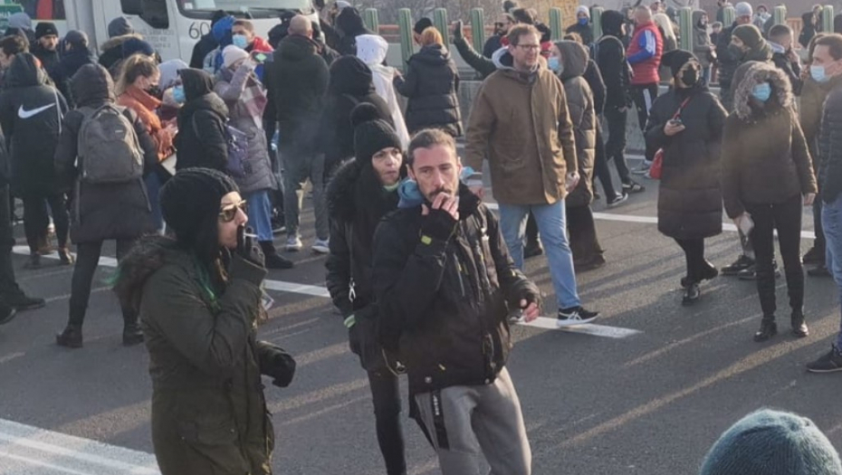 EKOLOŠKI PROTEST UZ NIKOTINSKI DIM Sve što treba da znate o lažnim aktivistima u jednoj fotografiji (FOTO)