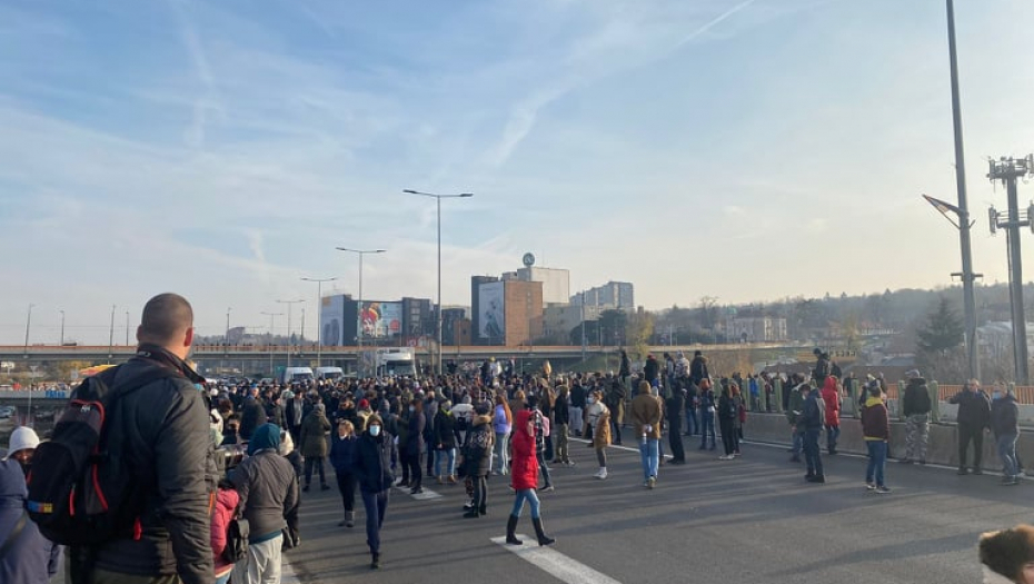 ŠAKA JADA BLOKIRALA GAZELU I AUTO-PUT Ne daju radnom narodu da se kreće! Maltretiraju Beograđane (FOTO/VIDEO)