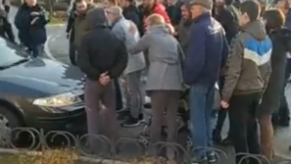 "HAJDE, PROĐI"! Majka isturila bebu u kolicima pred automobil, rulja je podržava u totalnom ludilu