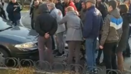 "HAJDE, PROĐI"! Majka isturila bebu u kolicima pred automobil, rulja je podržava u totalnom ludilu