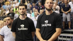 LOVERNJ ZAVRNUO RUKAVE I BACIO GROBARE U TRANS Dominira grb Partizana