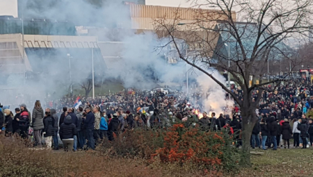 Narode mi ti nudimo samo srednji prst! Đilasovci pod dejstvom opijata (VIDEO)