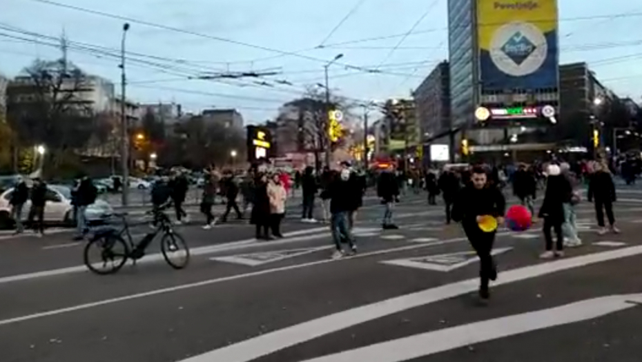 BAHAĆENJE NA SLAVIJI Dobacuju se loptom i ne daju ljudima da prođu! (VIDEO)