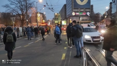 TEROR MANJINE Tri čoveka blokirala Takovsku ulicu, pogledajte scenu koja najbolje govori o protestima (VIDEO)