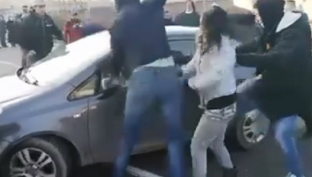 JEZIV SNIMAK NAPADA U BEOGRADU Đilasovci besno udarali po automobilu, vozač se jedva izvukao (VIDEO)