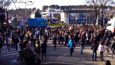 HAOS U KRALJEVU Tokom protesta blokiran put za tranzit kamiona: Napadnute dve Kraljevčanke (VIDEO)