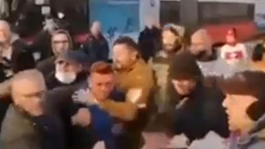 ISPLIVAO JEZIV SNIMAK NASILJA OPOZICIJE Đilasovci brutalno pretukli vozača na Pupinovom mostu (VIDEO)