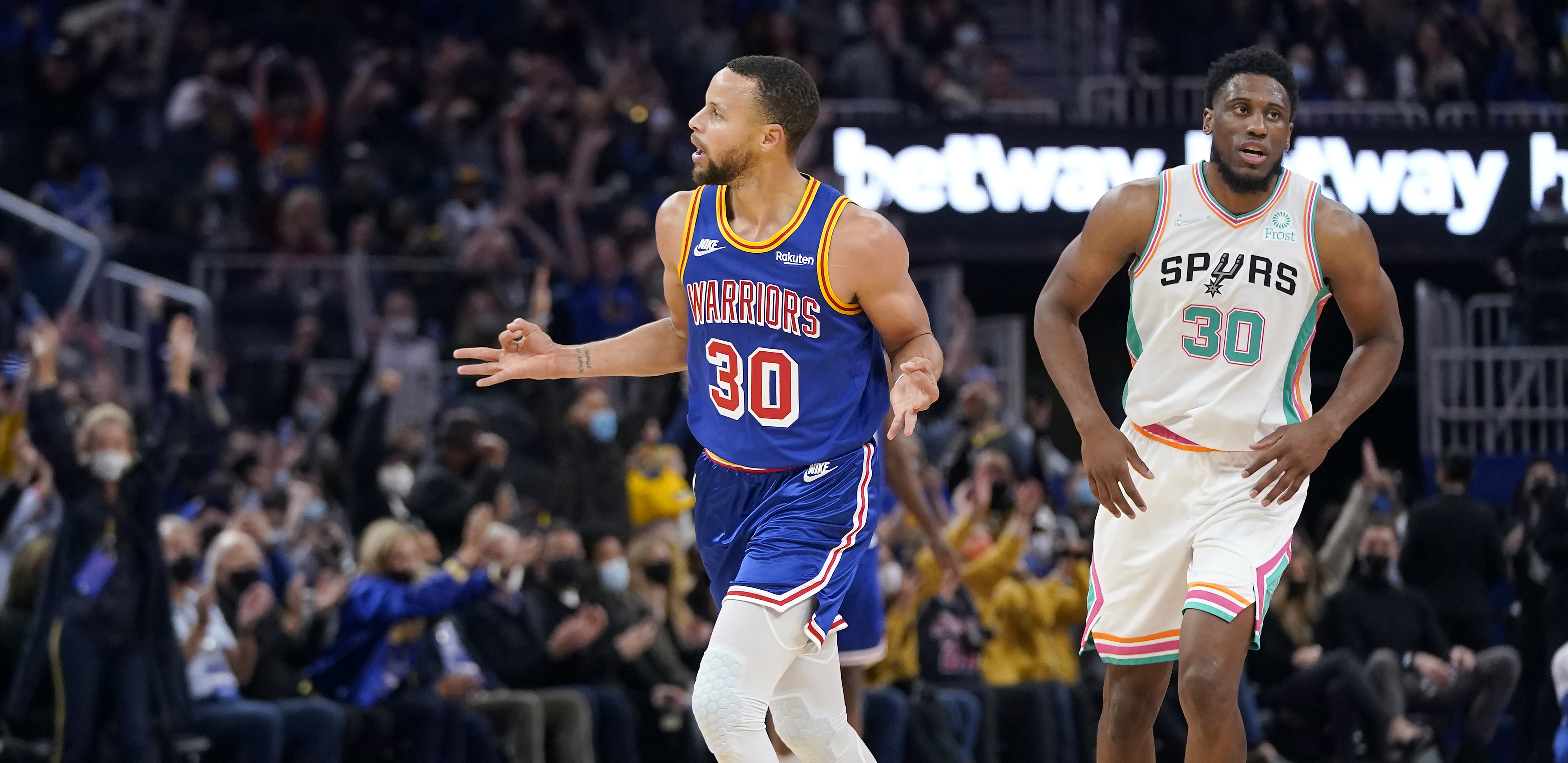 RAFALNA PALJBA ĆORCIMA Najbolji igrač NBA lige pogodio sa pola terena, ali je koštao Bjelicu i saigrače poraza (VIDEO)