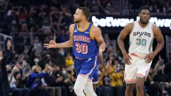 RAFALNA PALJBA ĆORCIMA Najbolji igrač NBA lige pogodio sa pola terena, ali je koštao Bjelicu i saigrače poraza (VIDEO)