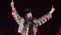 PEVAČICA DOŽIVELA NERVNI SLOM NA SCENI! Zaplakala zbog ćerke i pritiska, potpuno se slomila!