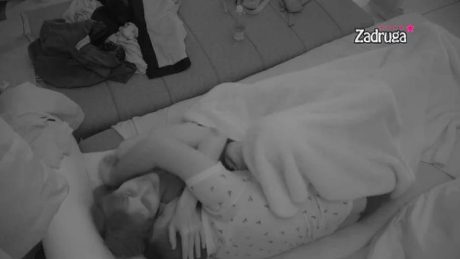 PAO PRVI POLJUBAC! Deniz uletela u krevet kod ovog zadrugara, on nije mogao da se kontroliše i odmah prešao na stvar!