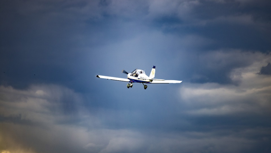 DEDA ZBOG UNUKE LASEROM OMETAO AVIONE Zbog ugrožavanja bezbednosti Hrvatu preti zatvorska kazna